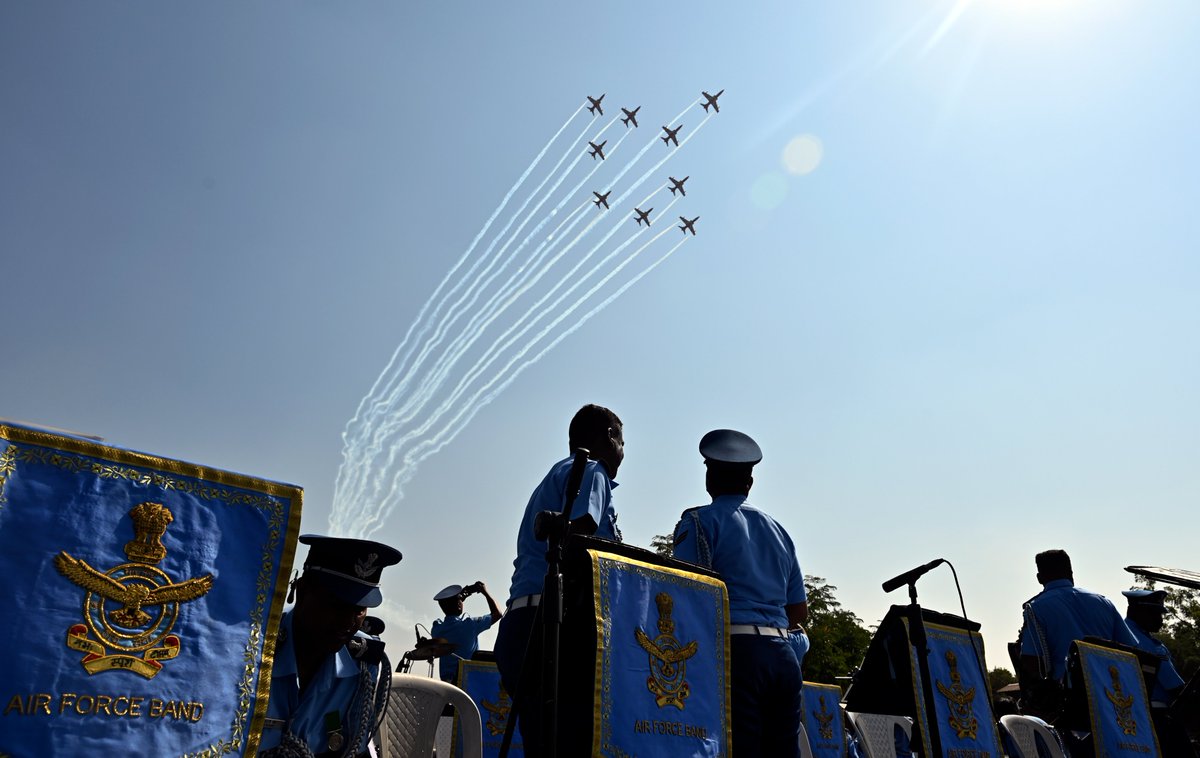 azhar3's tweet photo. #Indian #Air #Force warriors displays a thrilling performance with their flying machines at #AirFest2022 show in #Vayusena Nagar #Nagpur on 19 Nov 22
@MC_IAF 
@SpokespersonMoD @PRODefNgp @IAF_MCC #SARANG #helicopter #AzharKhan #suryakiranaerobaticteam #india #airshow @NurPhoto https://t.co/FNxpeVZzGi