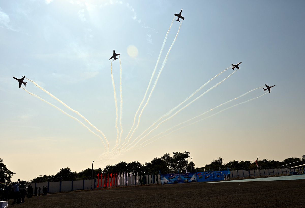 azhar3's tweet photo. #Indian #Air #Force warriors displays a thrilling performance with their flying machines at #AirFest2022 show in #Vayusena Nagar #Nagpur on 19 Nov 22
@MC_IAF 
@SpokespersonMoD @PRODefNgp @IAF_MCC #SARANG #helicopter #AzharKhan #suryakiranaerobaticteam #india #airshow @NurPhoto https://t.co/FNxpeVZzGi