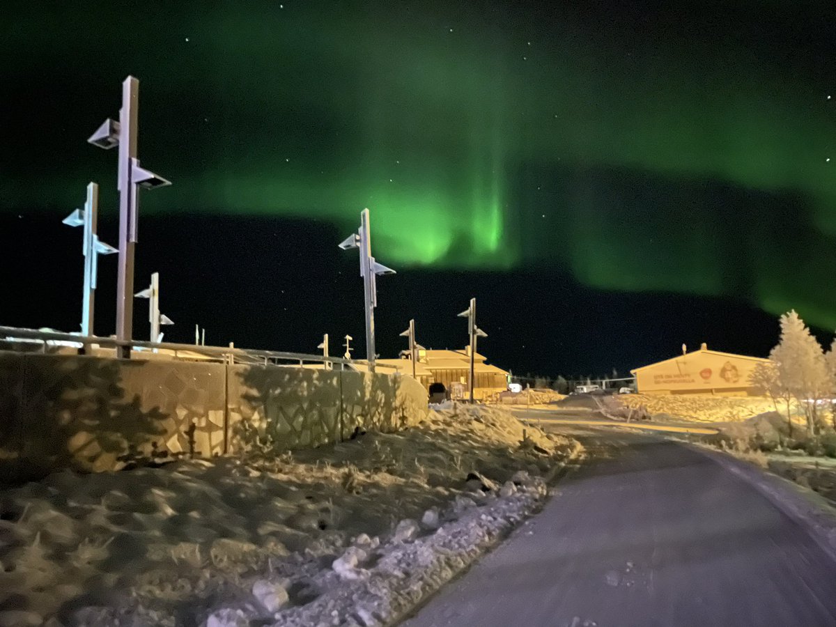 Aika kivasti loimuttivat #revontulet #ylläs #auroraborealis #northernlights #visitlapland