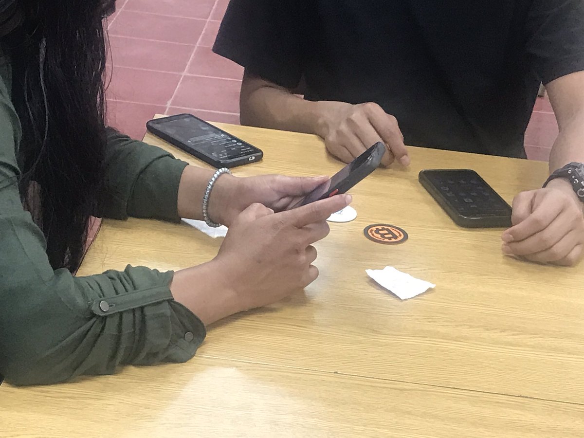 lissadeva's tweet photo. Teaching #bitcoin wallets and #LightningNetwork en El Salvador https://t.co/CCeiN4SV7i
