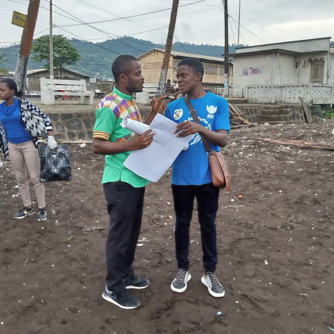 Lovert27's tweet photo. collaboration with CENEC Cameroon organized a beach Clean up at #Limbe #downbeach .
Much work still to be done, I was privileged to be the event's coordinator.
We had young people from the town of Buea and some Community leaders from Limbe town. https://t.co/4wsHHRLriV