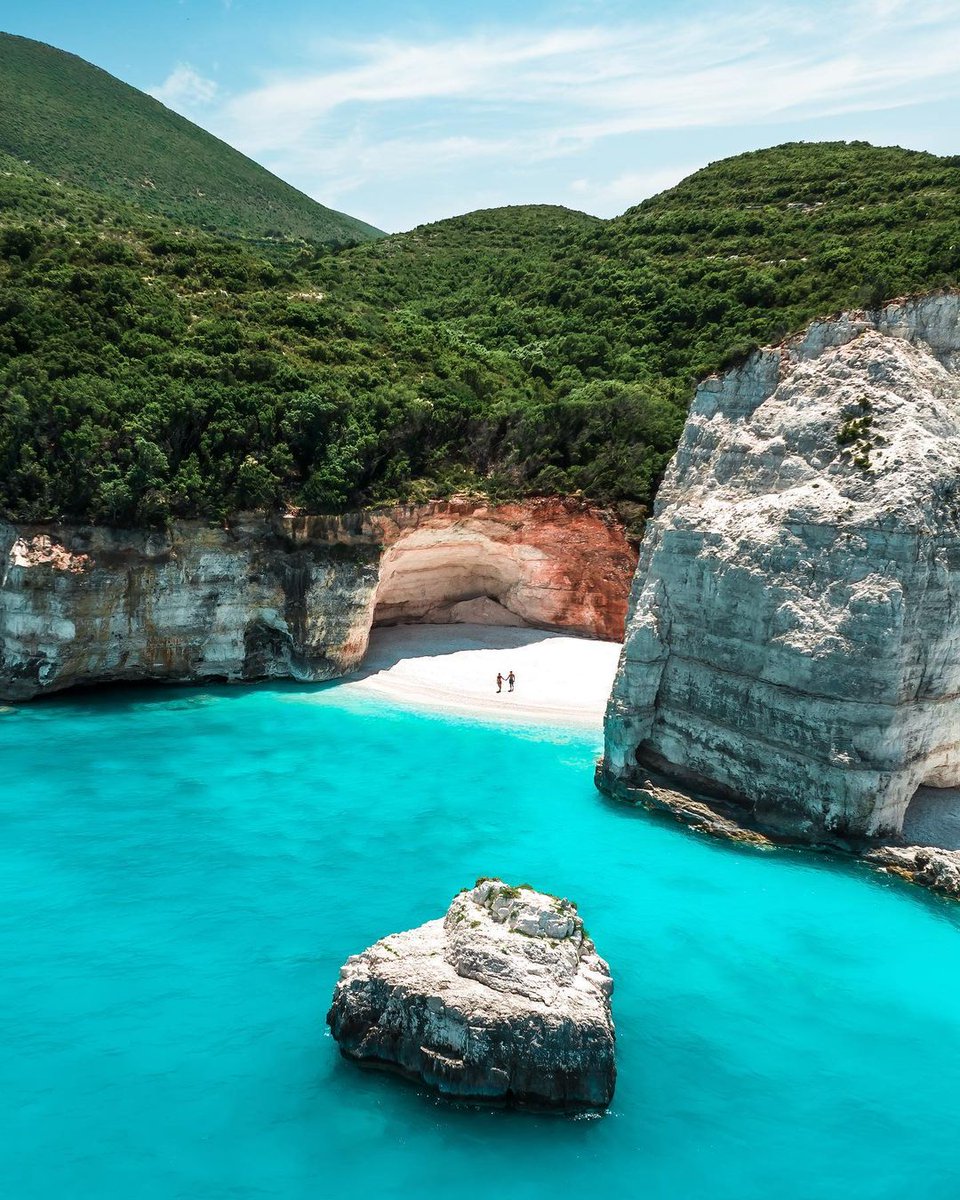 GreekPictures's tweet photo. #Fteri is one more exotic beach of #Kefalonia with white pebbles, crystal clear waters, surrounded by limestone rocks. It is a hidden heaven, one of the most virgin spots of Kefalonia, located in the northern part of #Paliki, near the town of #Lixouri.
IG📷 jeremyaustiin https://t.co/rUSX5hLfaq