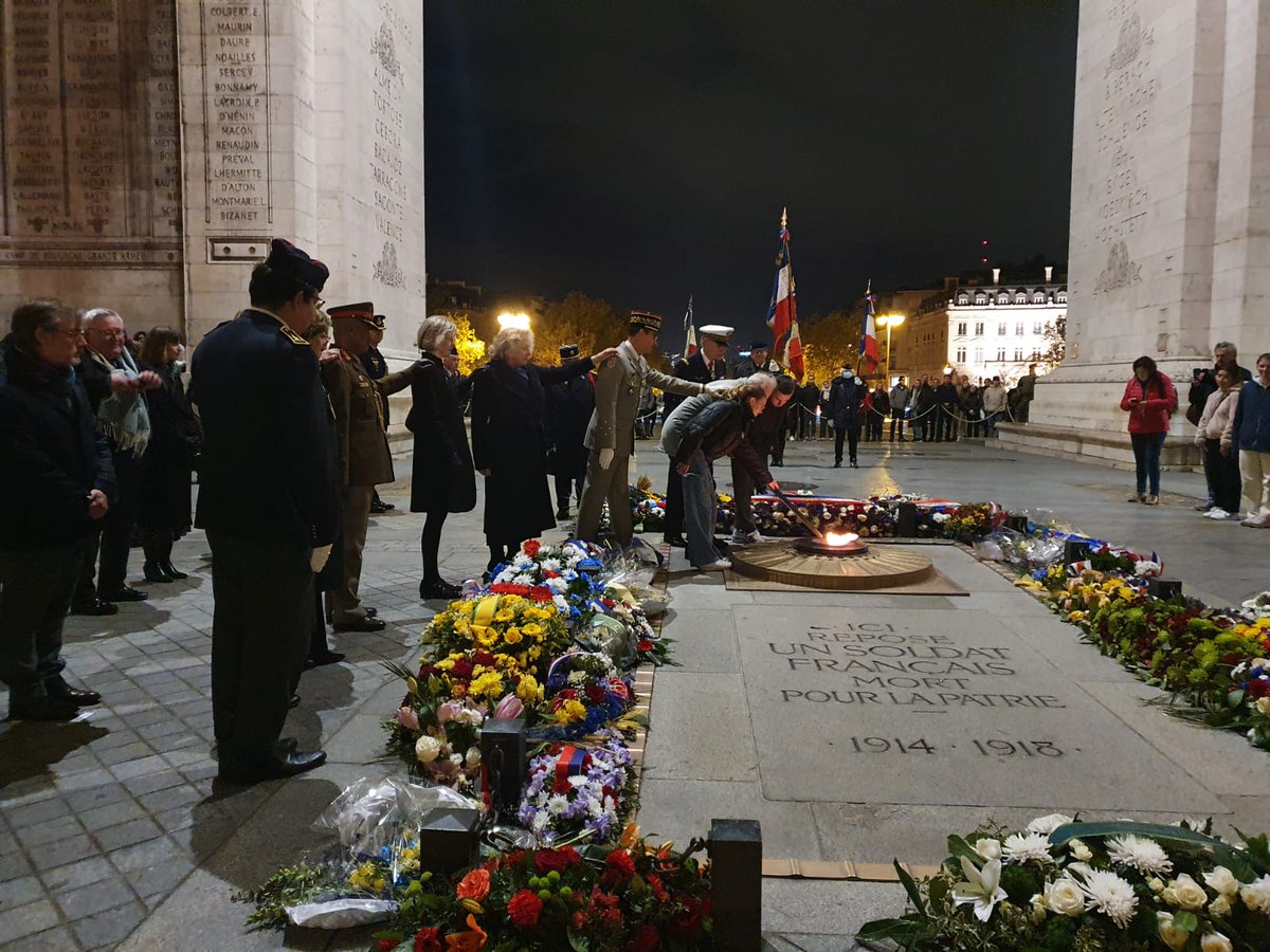 Stéphane Dion (@ambstephanedion) on Twitter photo A l’#ArcdeTriomphe, avec la <a href="/CWGC/">Commonwealth War Graves</a> et plusieurs de mes homologues, nous rendons hommage aux 575 000 soldats du #Commonwealth tombés sur le sol français lors des deux Guerres mondiales. N’oublions jamais leur sacrifice. #LeCanadasesouvient 🍁 A l’#ArcdeTriomphe, avec la <a href="/CWGC/">Commonwealth War Graves</a> et plusieurs de mes homologues, nous rendons hommage aux 575 000 soldats du #Commonwealth tombés sur le sol français lors des deux Guerres mondiales. N’oublions jamais leur sacrifice. #LeCanadasesouvient 🍁
