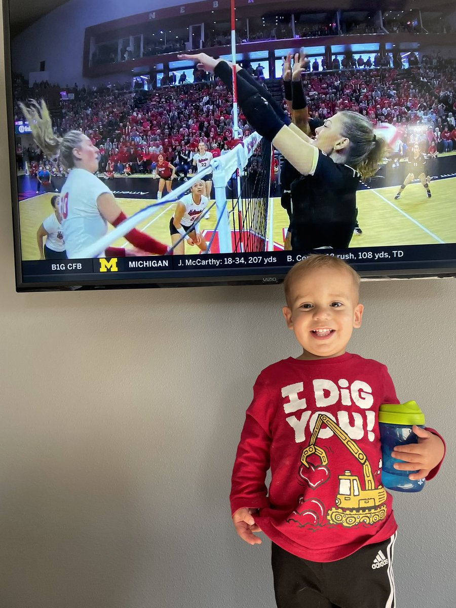 lrknutson3's tweet photo. Go big red! Shout out to the @Huskervball defense! @kenzieknuckles @Alexis14Rod we dig you! #B1GBlockParty https://t.co/6XqDEZuSr3