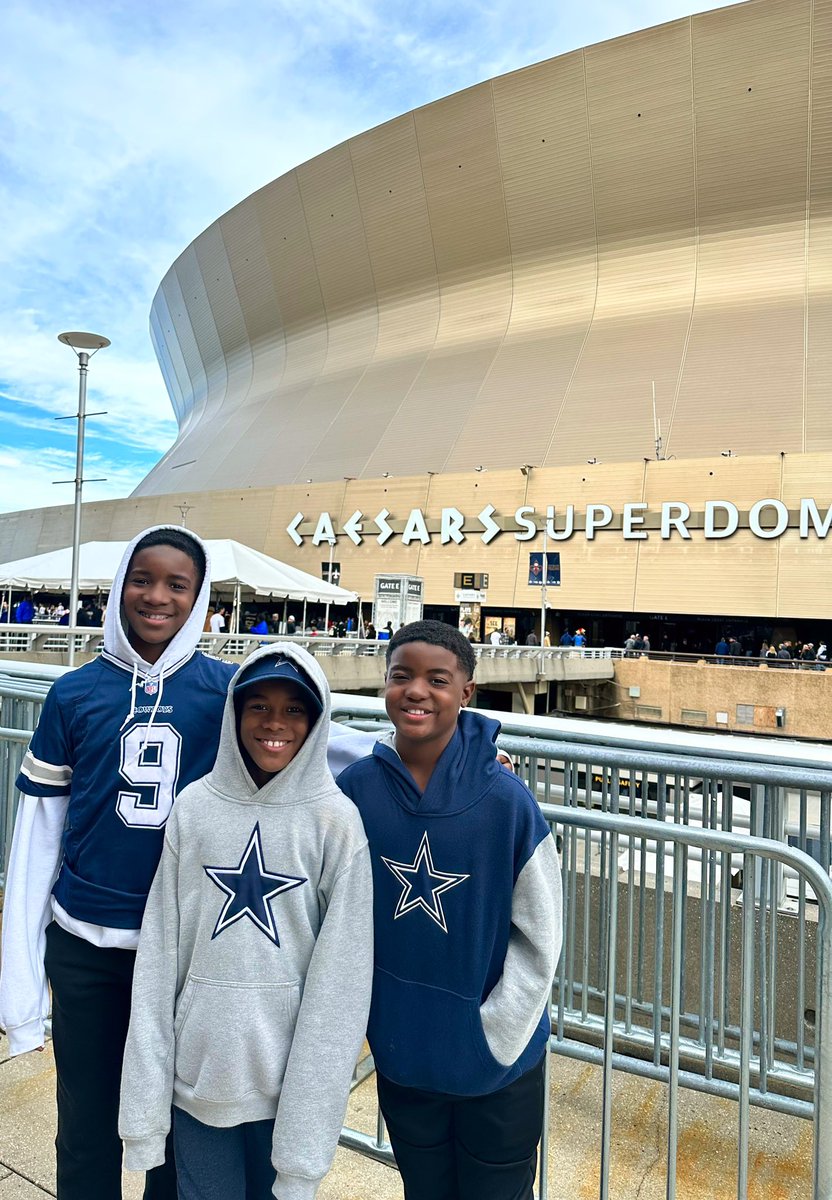 uneetalift's tweet photo. The boys first time in NOLA to hangout with #WhoDatNation! 💛🖤💙🤍 #saintsgameday #DCFFL https://t.co/p4u6tIdqG0