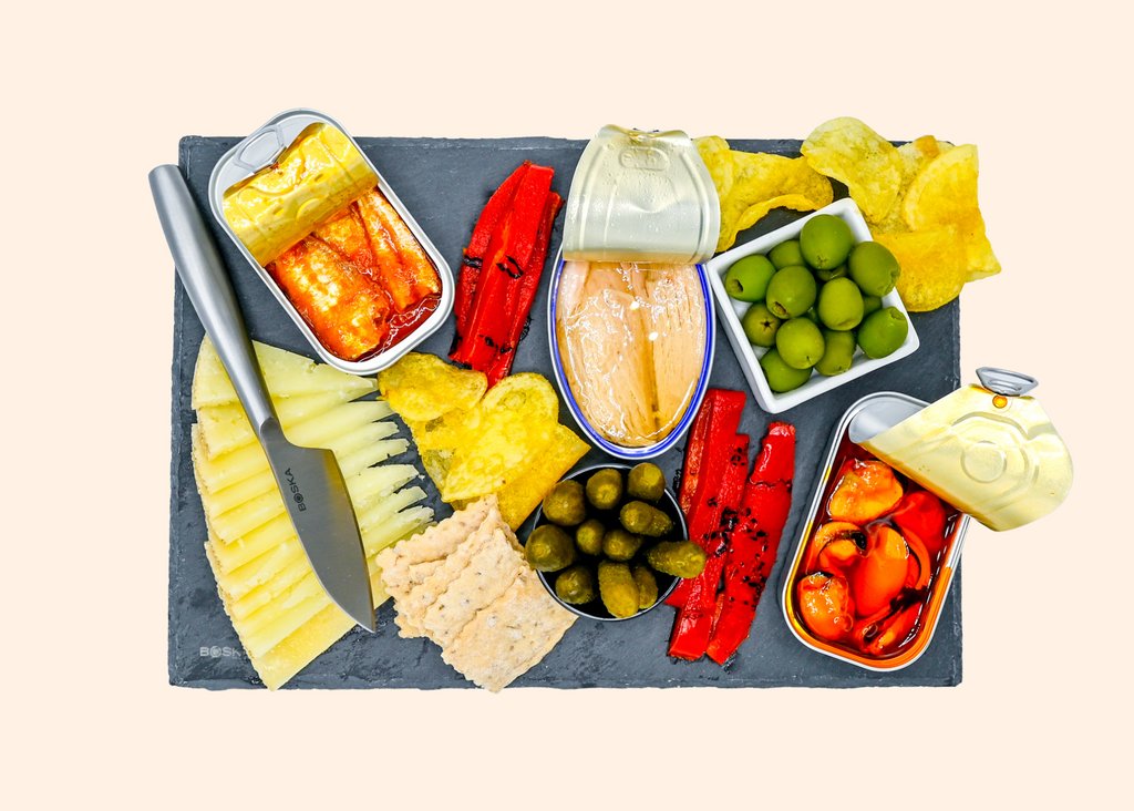 Have the trendiest (and easiest) grazing board at Thanksgiving this year with our Tinned Fish Board! 🍁 ✨