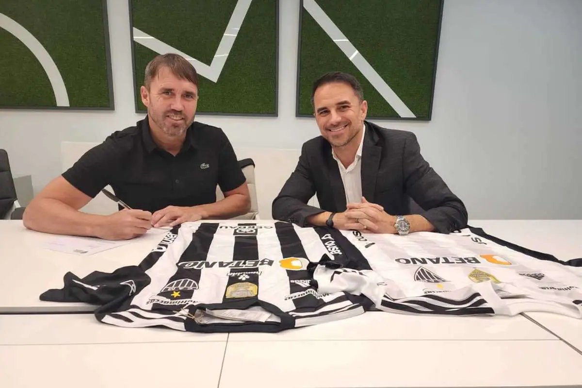 [THREAD]
Ano novo, treinador novo. O ex-Inter e Celta, Eduardo “El Chacho” Coudet é o novo comandante do Galo e tem uma identidade marcante. Testes no elenco, mobilidade de posições e MUITA intensidade são as marcas de seus trabalhos.

Bora conhecer?
Segue o fio e vem comigo! 🧶