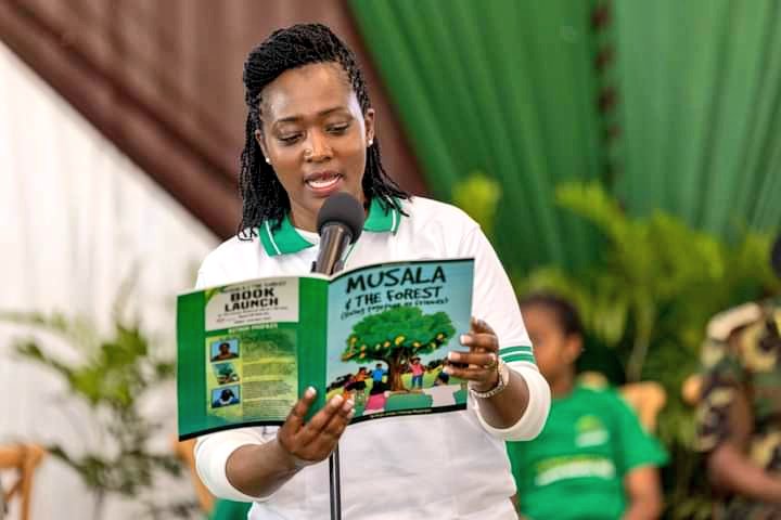 Environment_Ke's tweet photo. During the celebrations @MamaRachelRuto led a tree growing exercise where 300 trees were planted, she held a book reading session with children, and donated 300 copies of the book, 'Musala and the Forest', to the children. #TreesForBirthdays #Towards15BillionTrees https://t.co/DpQIXfOEZF