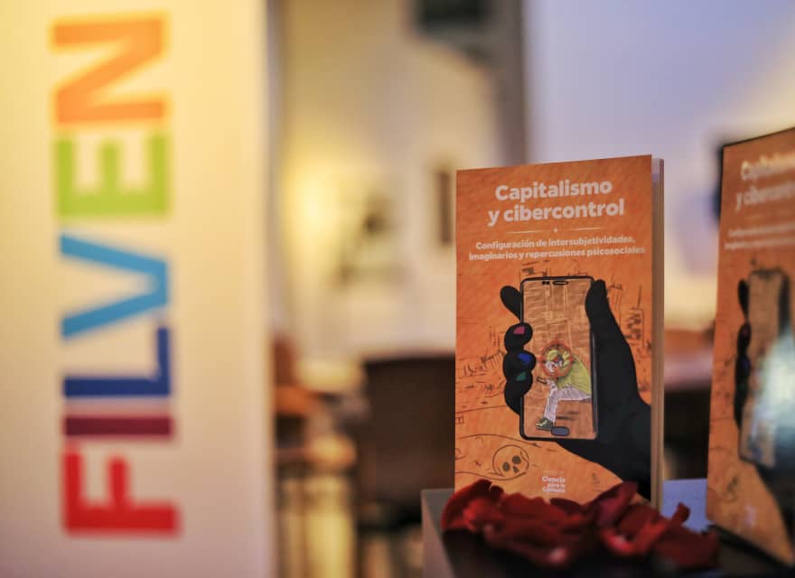 Gabrielasjr's tweet photo. Hoy bautizamos, en la Filvén, la más reciente novedad editorial de @Mincyt_VE: «Capitalismo y cibercontrol». 

Un libro que representa un encomiable aporte para la batalla por las subjetividades y la comprensión del momento histórico que vivimos. 

Abro hilo.

#LeerDescoloniza https://t.co/E7KEWgxKjS