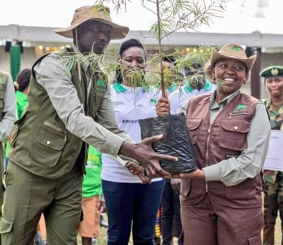 Environment_Ke's tweet photo. "I have decided to celebrate my birthday differently. Instead of being on the receiving end, I chose to gift; trees to nature and books to the children" ~ First Lady Kenya @MamaRachelRuto
#TreesForBirthdays #Towards15BillionTrees #GoodThingsComesinTrees #AdoptAForest https://t.co/lEpkcwYFRt