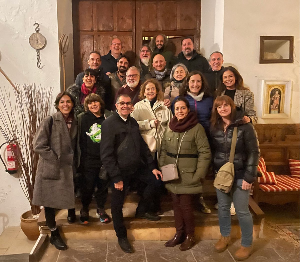 Frikilosofia1's tweet photo. Habéis cerrado el gas? y Frikilosofia (casi al completo) nos hemos ido a Cuenquear a Huete. Un fin de semana inolvidable que ojalá pronto volvamos a repetir. 😍
#habeiscerradoelgas #frikilosofia #cuenqueando #francisalhambra https://t.co/1o4OITz1Fr