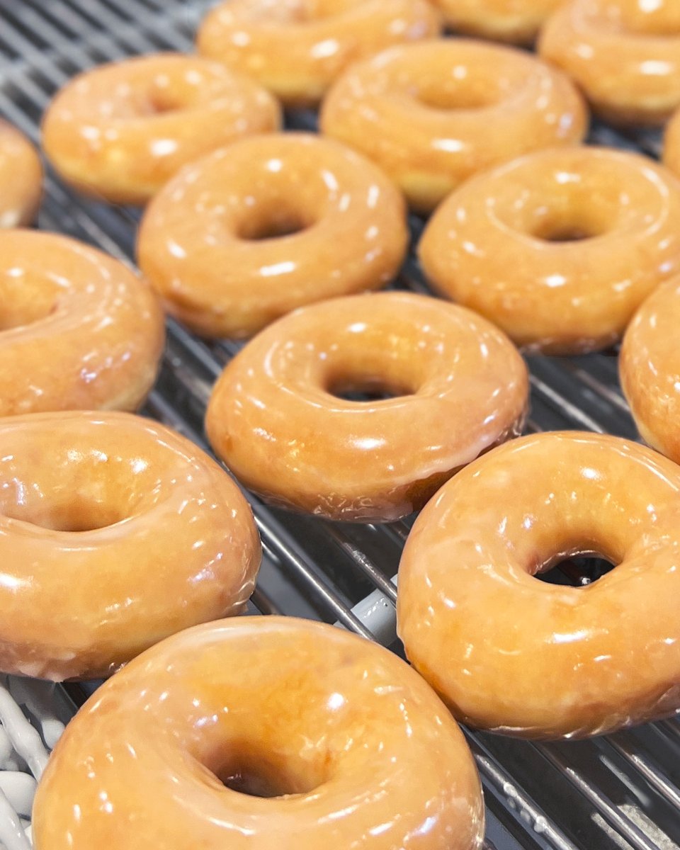 krispykreme's tweet photo. 🚨 STOP SCROLLING! 🚨 Now that we have your attention ⬇️ 

Our #HotLight is on often at our shops, but you can always expect that between 7-9 AM &amp; 5-7 PM, those iconic Original Glazed doughnuts will be coming down the line, freshly glazed &amp; warm ✨🍩 #KrispyKreme https://t.co/83J2F2LFo8