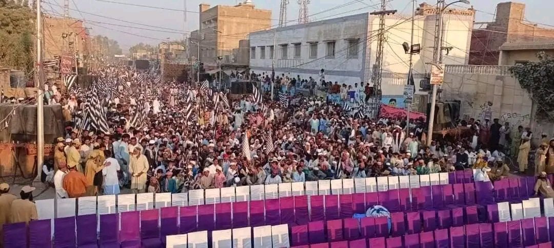 شڪارپور پيغام جمعيت ڪانفرنس کی اسٹیج پر جلوہ افروز ہیں مرکزی نائب امیر حضرت مولانا سائیں عبدالقیوم ہالیجوی صاحب صوبائی نائب امیر حضرت سائیں سید سراج احمد شاہ امروٹی صاحب حضرت مولانا سائیں عبدالمجیب قریشی صاحب و دیگر معزز اکابرین و اراکین جمعیت علمائے اسلام

#JUIPowerShowSHP