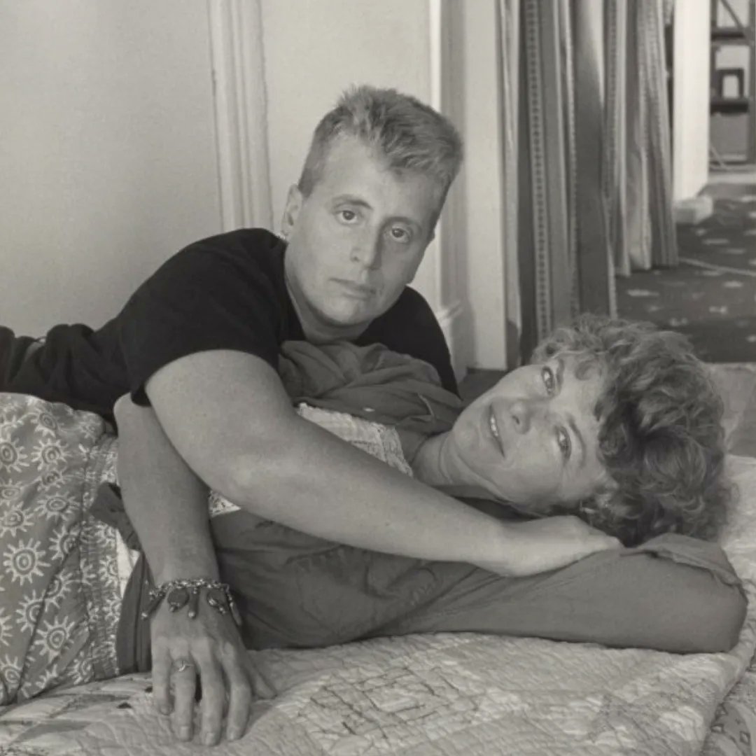 “I live proudly in a body of my own design. I defend my right to be complex.” — Leslie Feinberg, from hir book "Trans Liberation: Beyond Pink or Blue"

[Leslie Feinberg and Minnie Bruce Pratt in 1994. Photo by Robert Giard]

#TDoR #transliberation #lesliefeinberg