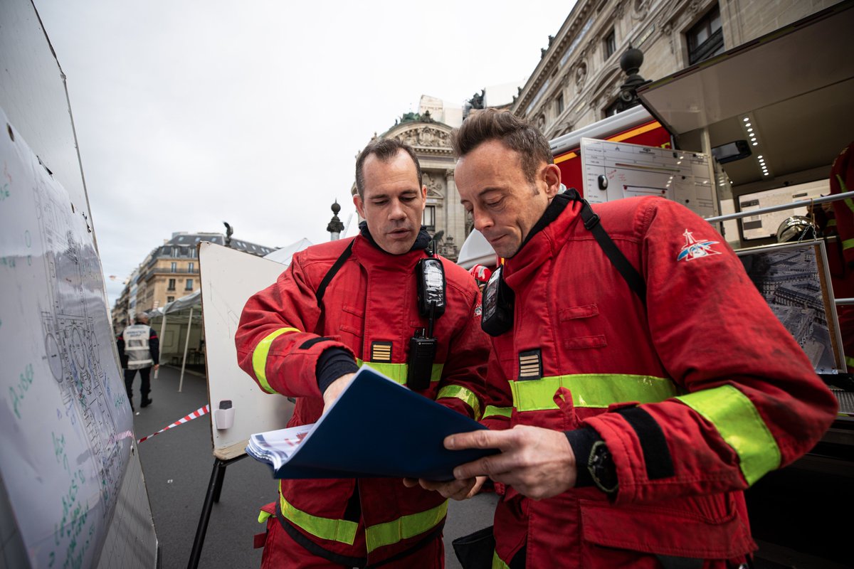 PompiersParis's tweet image. Ce matin, les pompiers de Paris ont mené un exercice d&apos;ampleur dans un des lieux les plus célèbres au monde: le Palais Garnier 🎭
En plus d&apos;assurer la protection de la population, la BSPP assure également la sécurité des œuvres d&apos;art et des lieux historiques de la capitale.