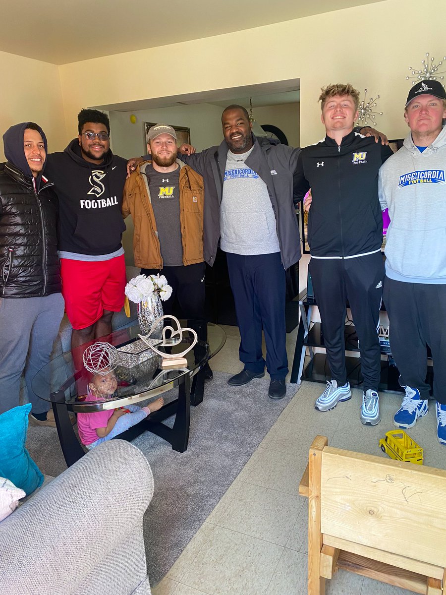 MUCougarsFB's tweet photo. Our Program raised $400 and sponsored 2 local families in need for Thanksgiving Dinner. They shopped and delivered the groceries along with toiletries &amp; $100 gift cards to give a jumpstart on Christmas. 
More than just 🏈here 
      🔵🔵🔵🔵SERVICE🟡🟡🟡🟡 https://t.co/t5mwe4PxDz