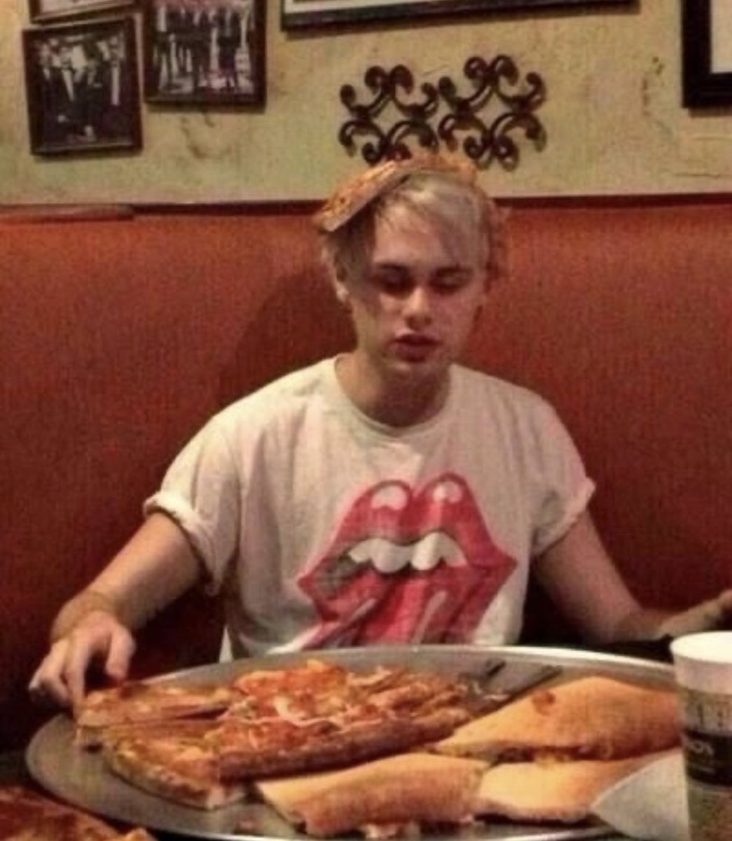 greenblue866's tweet photo. happ birth @Michael5SOS https://t.co/3WySb8RKqL