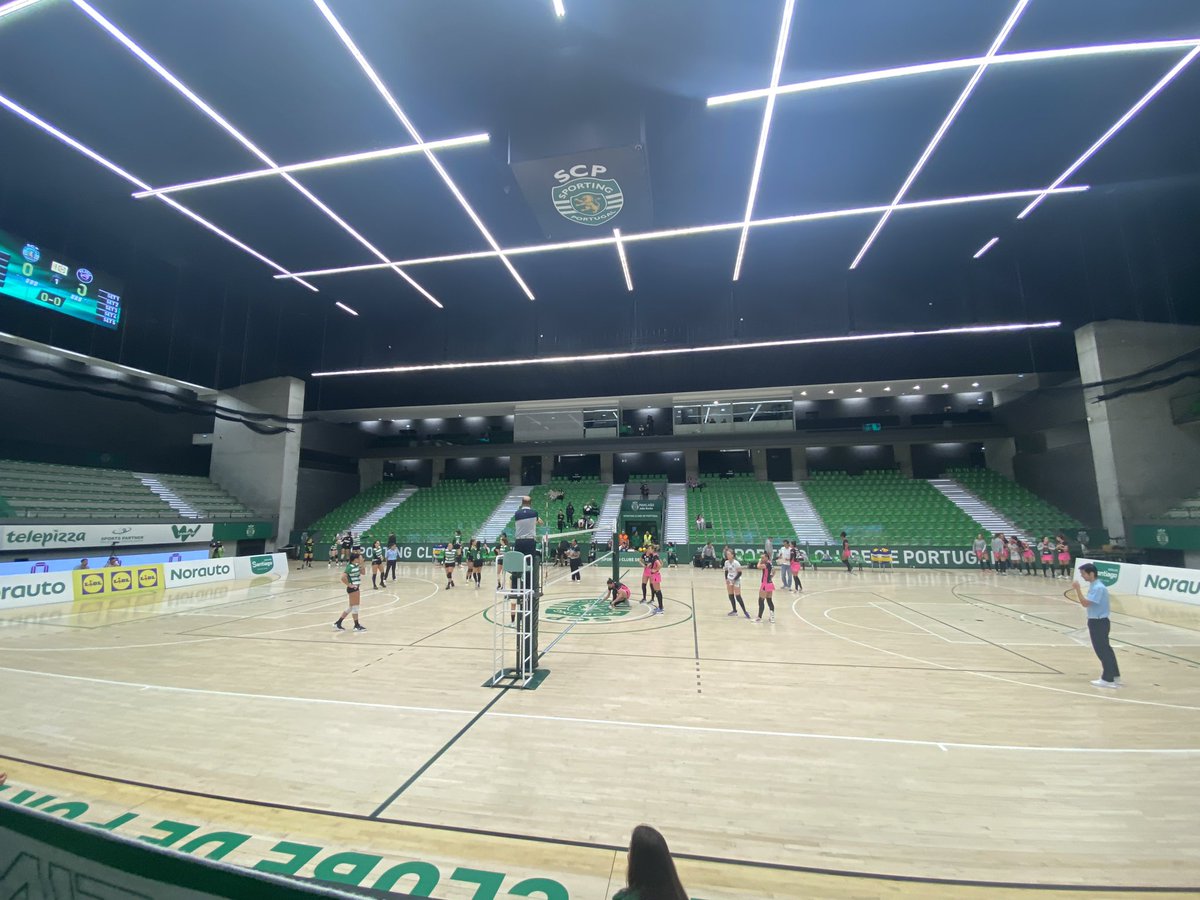 J_GdC_'s tweet photo. #DiaDeSporting a apoiar o nosso #VoleibolSCP Feminino no Pavilhão João Rocha! 
Quem é que nós somos? LEÕES!
#Sporting #SportingCP SPORTING!💚 @CarlosMPLeal https://t.co/kEaunpKZGE