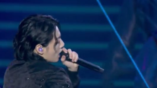 vminiecats's tweet photo. —  #JUNGKOOK cantando #Dreamers en la ceremonia de apertura de la Copa Mundial en Qatar 2022. 

#JUNGKOOKxFIFA #JungkookAtFIFAWorldCup https://t.co/ha4b4gK51C