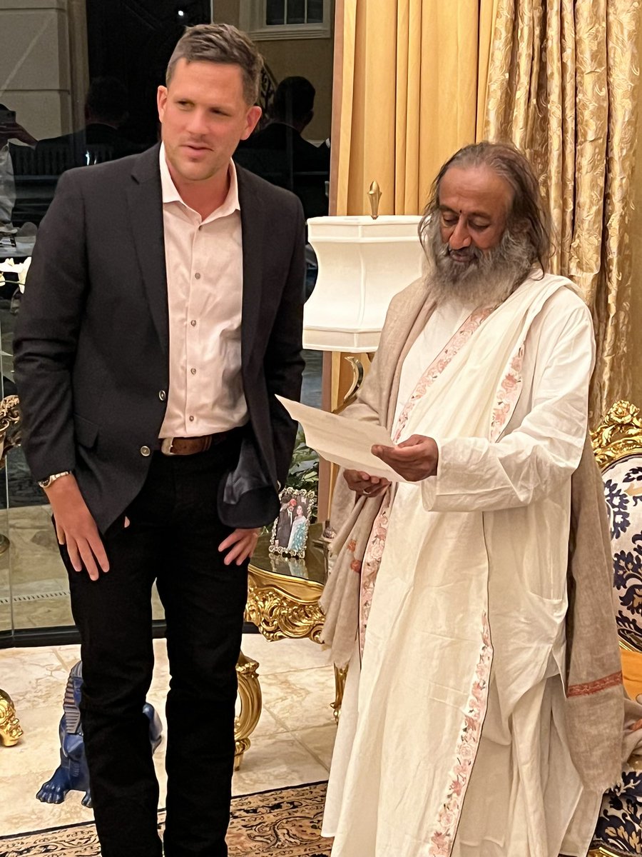 josephbharding's tweet photo. It was a great honor to meet @SriSri and welcome him to Ocala! Thank you for the goodwill and love that you bring to this world. https://t.co/BoaUTum5q4