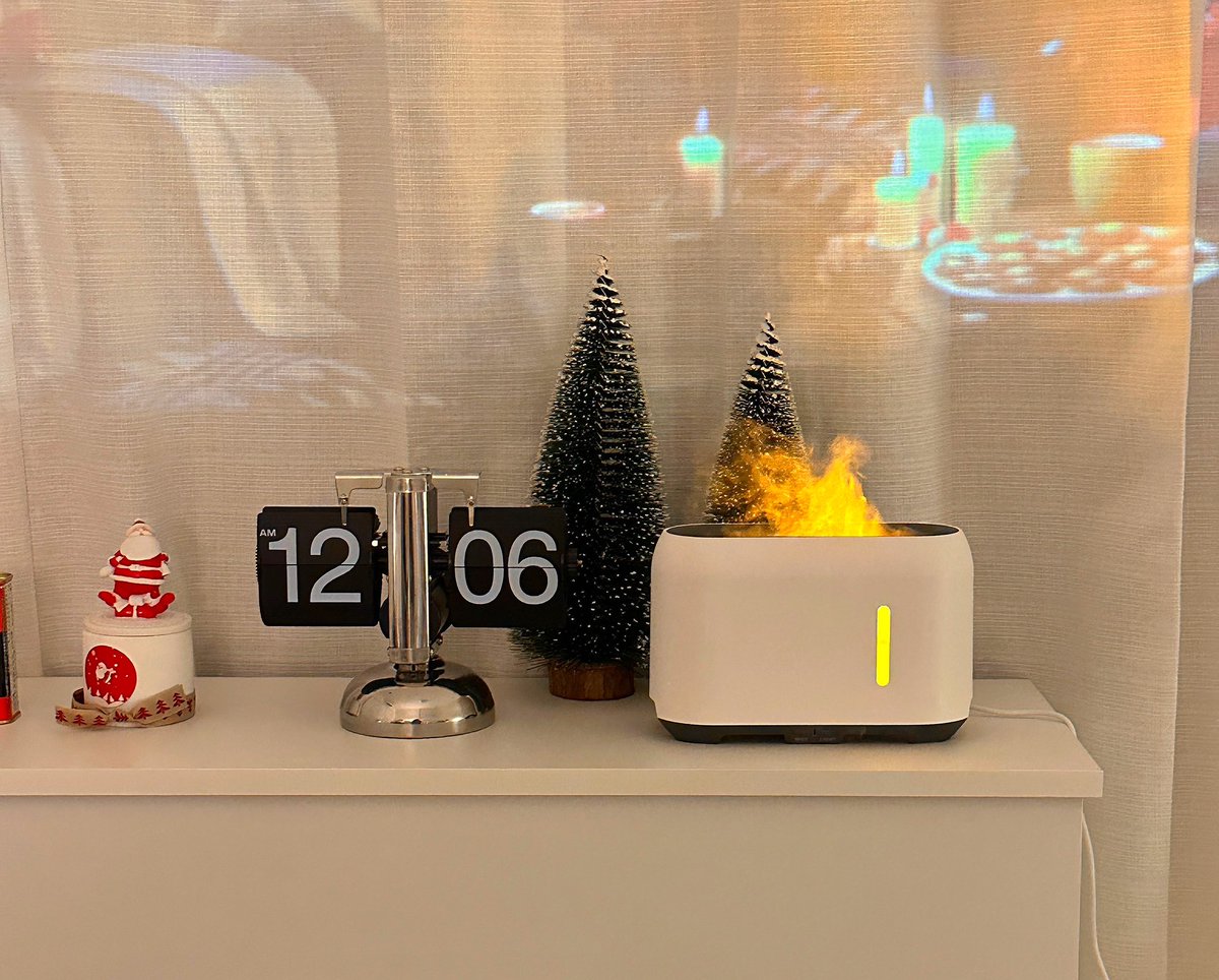 yoxrgravity's tweet photo. เหมือนเตาปิ้งขนมปังที่ไหม้ 55555 แต่มู้ดดีมากเลย ดูอบอุ่นเหมาะกับ Christmas สุดๆ 🌲🎅🏼 เป็นเครื่องทำไอน้ำที่น่ารักอะ เปลี่ยนสีได้เยอะด้วย https://t.co/81nVyVTb1k