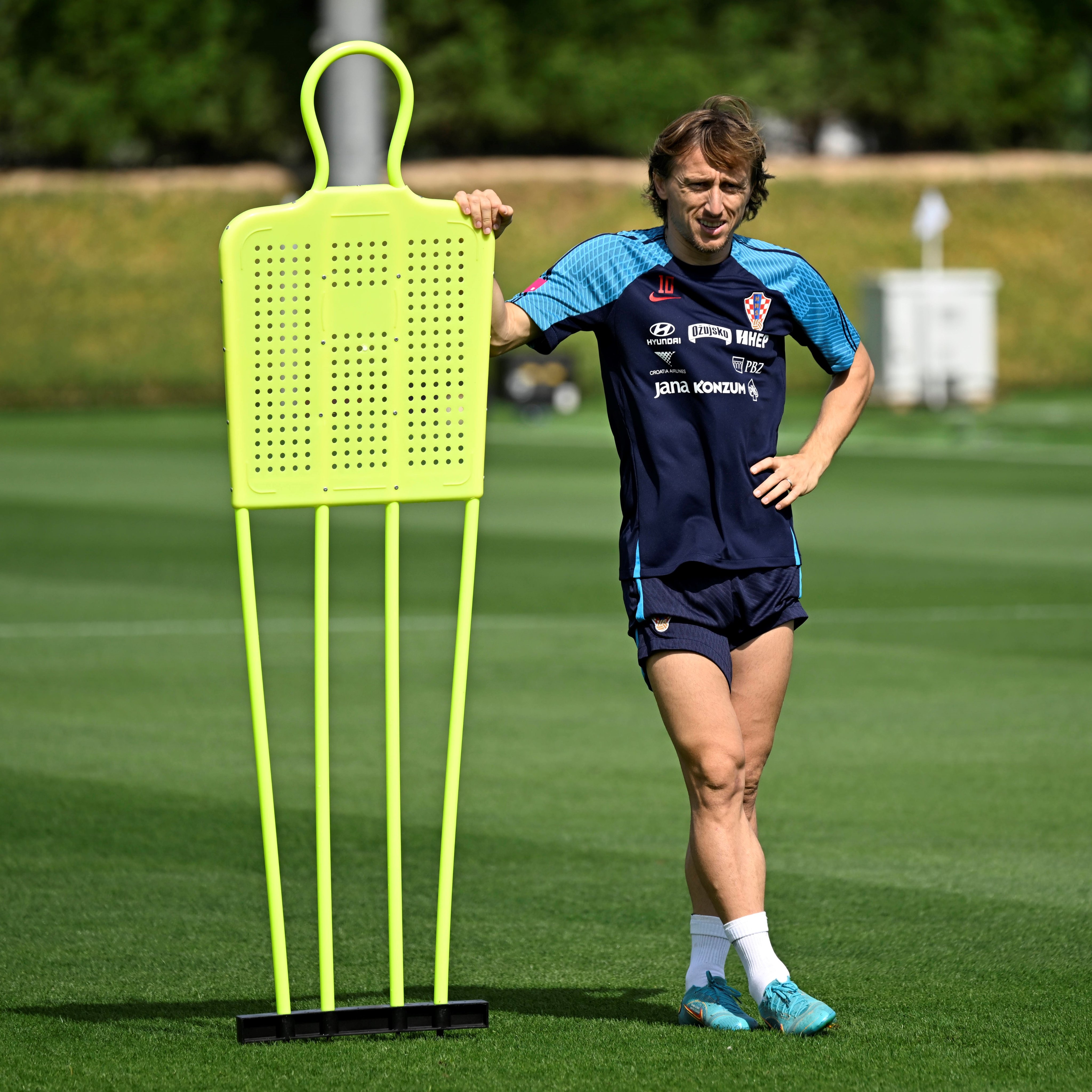 Luka Modric com seus 37 anos, vai para mais uma Copa do Mundo e estará mais uma vez carregando a faixa de capitão da seleção croata Foto: Twitter Oficial da Seleção da Croácia