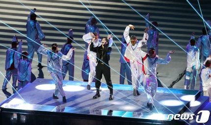 chizikook_'s tweet photo. PICTURE Jungkook performance at the Qatar World Cup Opening Ceremony (KMEDIA) https://t.co/s8zdsvWPxZ