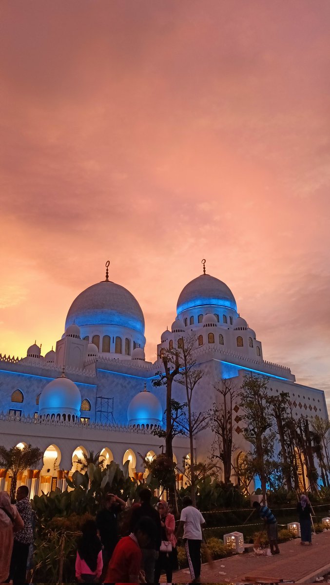 renidwiast's tweet photo. Megahnya masjid Syeikh Zayed Solo
#masjid #mosque https://t.co/04bs9RA5uw