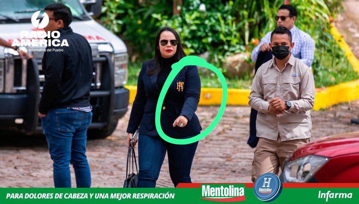Mariodiaz03's tweet photo. Los comunistas socialistas del gobierno de Xiomara, critican el imperio capitalista, pero les fascina vestirse de “ Carolina Herrera”, “ Ralph Lauren”, “ Louis Vuitton” y no podía faltar a su “MacBook de Apple”, se hacen llamar comunistas pero para hacer M….a al pueblo. https://t.co/THs96oSeZv