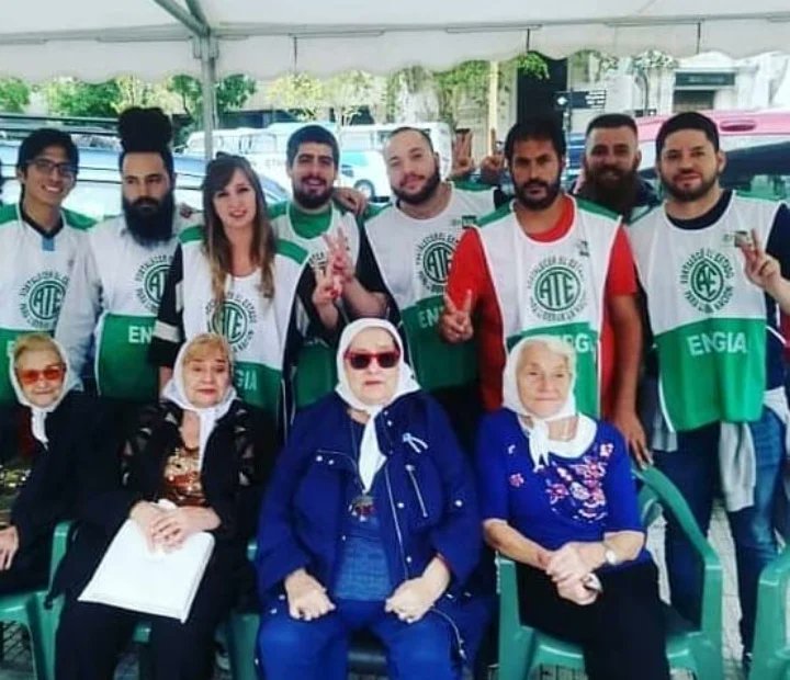 Gracias Hebe por la incansable búsqueda de Memoria, Verdad y Justicia. Por enseñarnos a luchar y a nunca bajar los brazos; por tu perseverancia, entrega y compromiso. 

¡Madre de la Plaza, el Pueblo te abraza!
Hasta la Victoria siempre, querida Hebe ✌🏻💚 

#HebeEterna