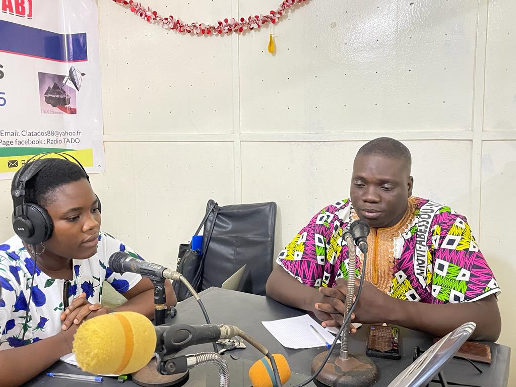 HalteCoViD19BJ's tweet photo. L'émission radio spéciale COVID-19, a commencée sur Radio Tado.
Captez simplement 106.3, avec votre poste radio ou votre smartphone. Intervenez en appelant les 94 22 22 13 ou le 66 89 79 75.
@UNICEF_Benin 
#wasexo
#SanteBenin
#Vaccinonsnous https://t.co/hd8MIFytge