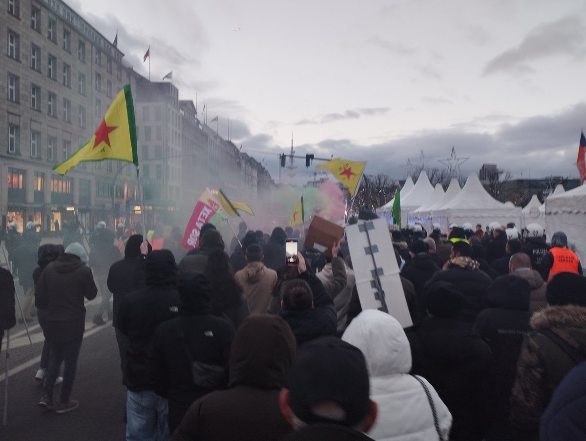 schnappi_e's tweet photo. 1610 Jungfernstieg. #Rojava #Kobane #Hamburg #hh2011 #TurkeyAttacksRojava #Solidarität #siamotuttiantifascisti #smashfacism #fckcps #NoNazisHH https://t.co/q0rwCPMXTm