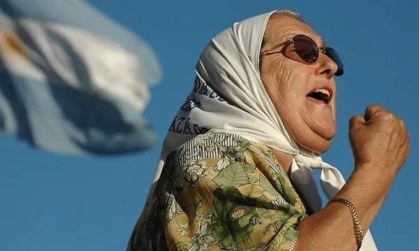 Hasta siempre querida #Hebe💔

Fuiste ejemplo de muchas generaciones. Fiel a tus principios e ideales, y junto a las <a href="/MadresPlaza/">Asociación Madres de Plaza de Mayo Mar del Plata</a> de Mayo  nos enseñaste el camino de Memoria Verdad y Justicia.

Que en paz descanses.
Asociación Madres de Plaza de Mayo