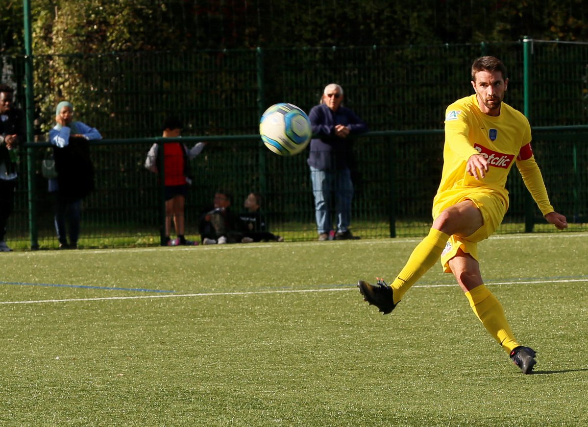 Malgré un but d'Antoine Larose, #LouhansCuiseauxFC s'incline sur la pelouse du FC Strasbourg Koenigshoffen (R1) sur le score de 2-1. Après la défaite de l'<a href="/uf_maconnais/">UF Mâconnais</a> à Chamalières ce samedi, il n'y a plus d'équipes saône-et-loiriennes en @coupedefrance