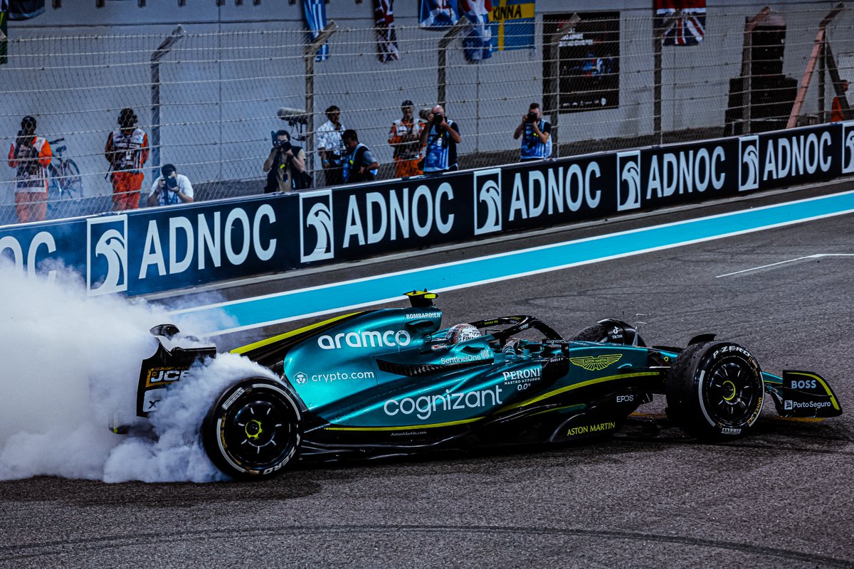 motorlat's tweet photo. Sebastian Vettel le dijo adiós a la #F1, y los fans replicaron el saludo hacia él. 👋❤️

#AbuDhabiGP 🇦🇪 https://t.co/SYvw9UCxq7