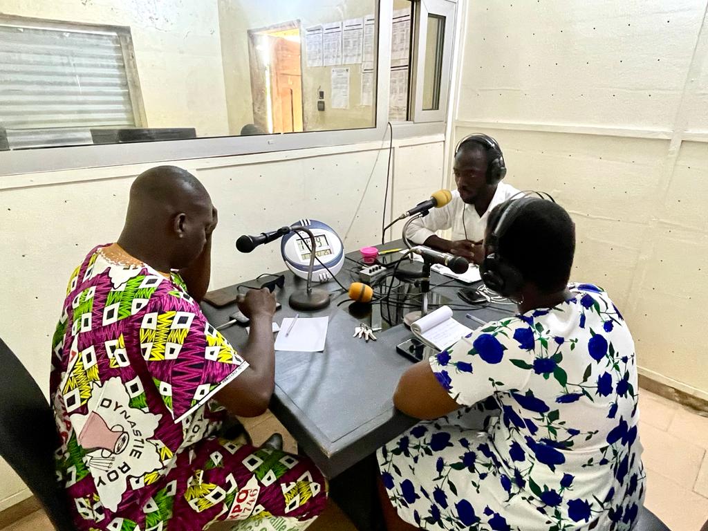 HalteCoViD19BJ's tweet photo. L'émission radio spéciale COVID-19, a commencée sur Radio Tado.
Captez simplement 106.3, avec votre poste radio ou votre smartphone. Intervenez en appelant les 94 22 22 13 ou le 66 89 79 75.
@UNICEF_Benin 
#wasexo
#SanteBenin
#Vaccinonsnous https://t.co/hd8MIFytge