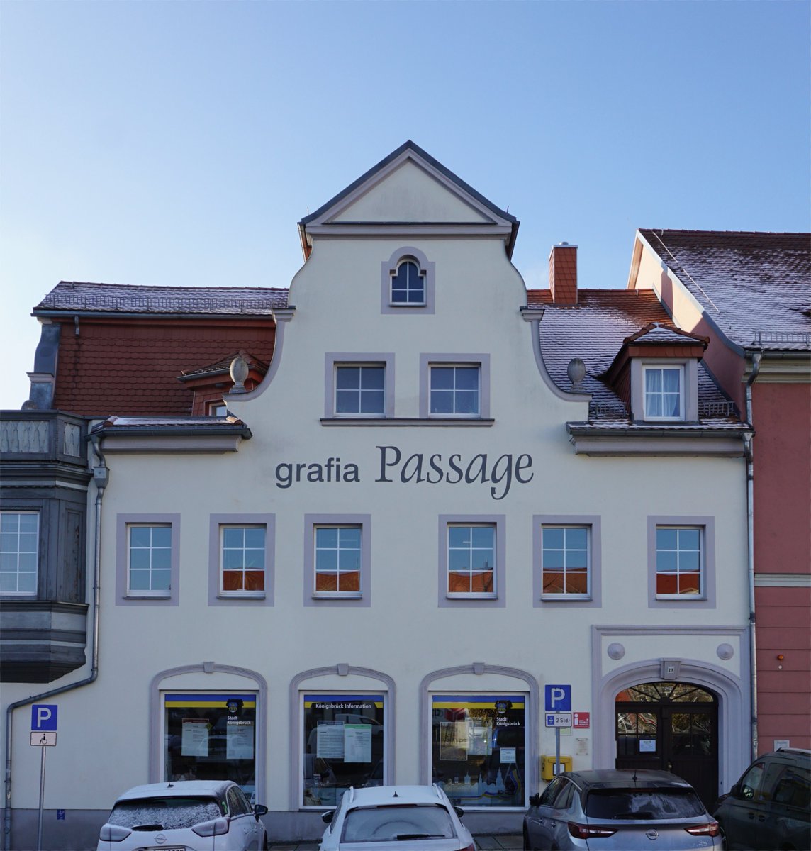 _propmachine's tweet photo. Man begibt sich kurz auf altes königlich-böhmisches Gebiet und was fällt sofort ins Auge?
#Eier #Pinienzapfen #Ananas #Königsbrück https://t.co/9MC3BcNpDx