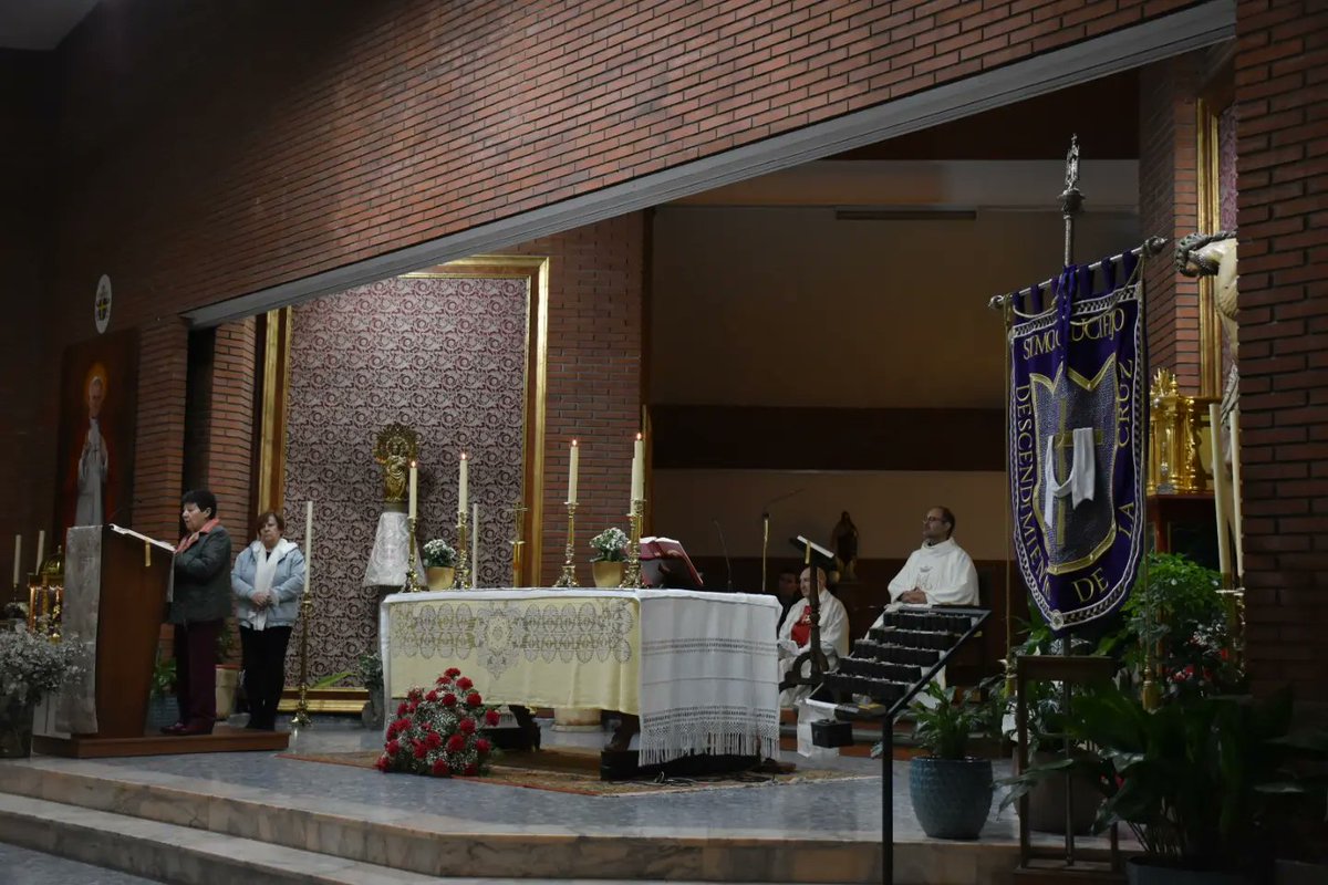 PlasenciaPenit1's tweet photo. La Cofradía del Descendimiento ha realizado su Misa d Hermandad,x el sufragio d todos los hermanos fallecidos.
Tras la Eucaristía se ha entregado a 
D. Francisco Rico Bayo,el  galardon, IX Mención In Memorian "Arturo Requejo".
#plasenciapenitente 
#sensacionesmemorables https://t.co/mjmPWESYf9