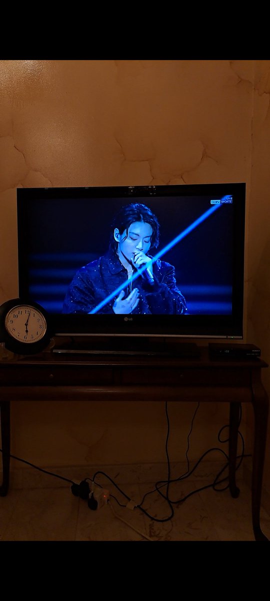 Manelleloona's tweet photo. So near yet so far. Hanggang tv lang muna kita makikita
#QatarWorldCup2022  #BTSJUNGKOOK https://t.co/XVYl01LQaS