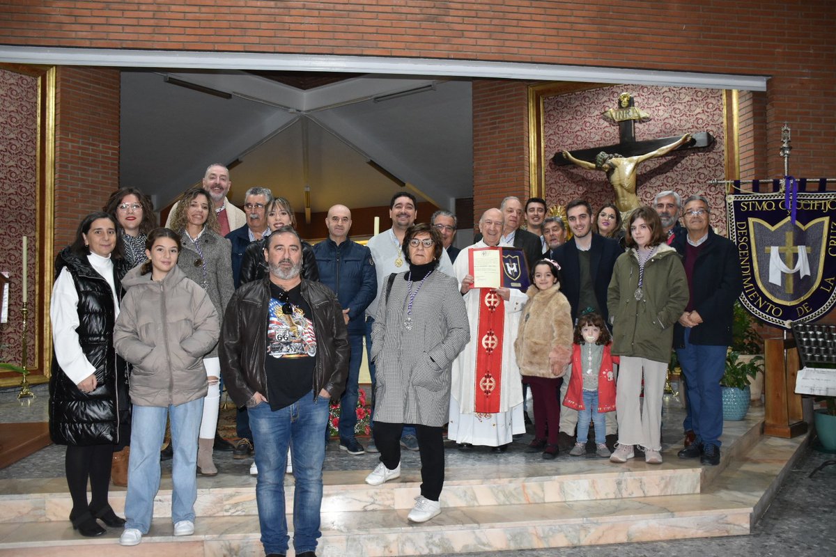 PlasenciaPenit1's tweet photo. La Cofradía del Descendimiento ha realizado su Misa d Hermandad,x el sufragio d todos los hermanos fallecidos.
Tras la Eucaristía se ha entregado a 
D. Francisco Rico Bayo,el  galardon, IX Mención In Memorian "Arturo Requejo".
#plasenciapenitente 
#sensacionesmemorables https://t.co/mjmPWESYf9