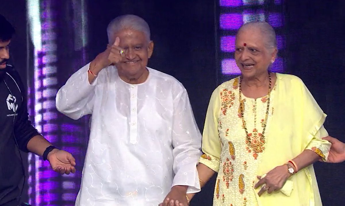 ZeeTV's tweet photo. #MahaMusicalWeekend ko banaane yaadgaar, aa gaye hain #Pyarelal ji! ❤️💫
#MDRafiNight #SRGMPLilChamps https://t.co/ikWQuaqhtb