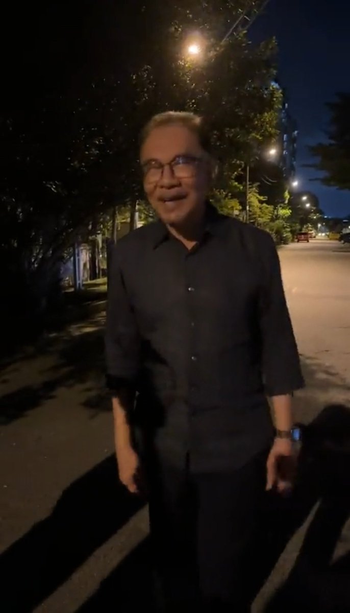 Mat_Jaket's tweet photo. Siapa yang gila kuasa sebenarnya? https://t.co/t8kYQ7eRY7