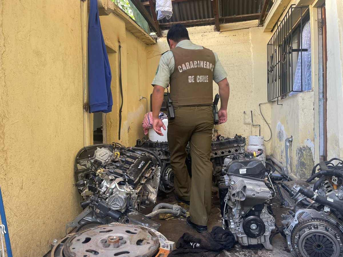 CarabPrefecSur's tweet photo. #SanRamón: Carabineros de la 31ª detuvieron a dos personas en taller clandestino recuperando 36 motores de vehículos con encargo por robo además de un automóvil recientemente sustraído en Colina. #OrdenyPatria https://t.co/0jLmTWycCs