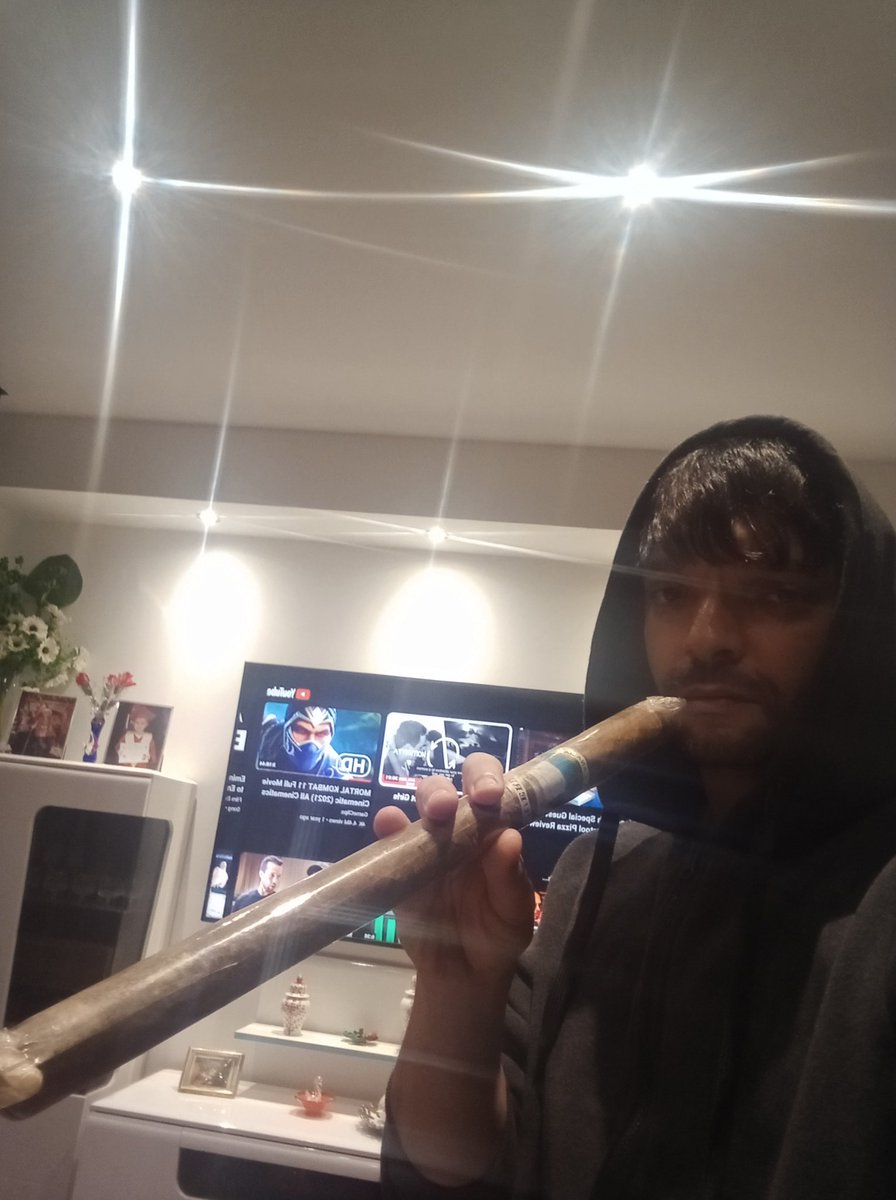 MathewSembry's tweet image. Real Top g cigar 😛