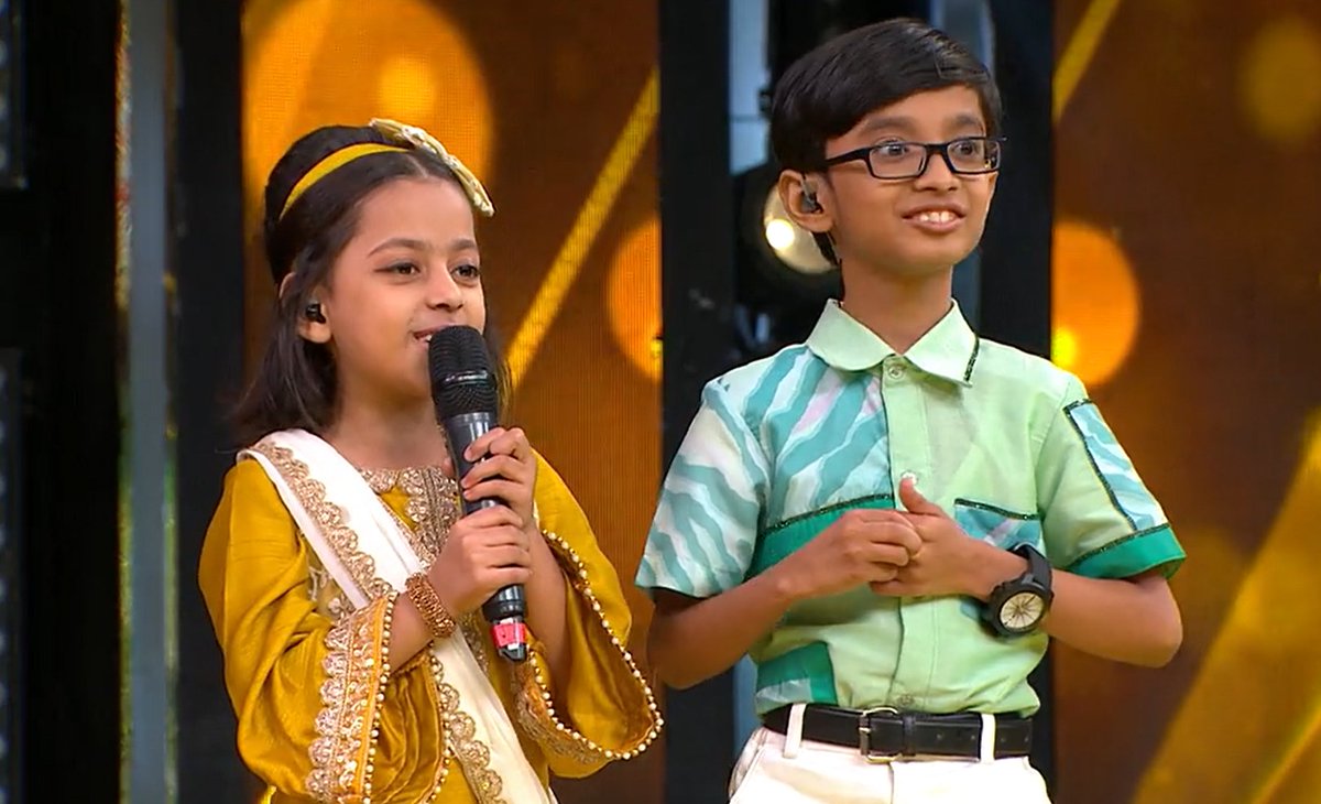ZeeTV's tweet photo. Har koi bangaya #LilChampAarohiSoni aur #LilChampAtanuMishra ke suron ka deewaana!  ❤️
#MahaMusicalWeekend #MDRafiNight #SRGMPLilChamps https://t.co/HdGwrsevZ6