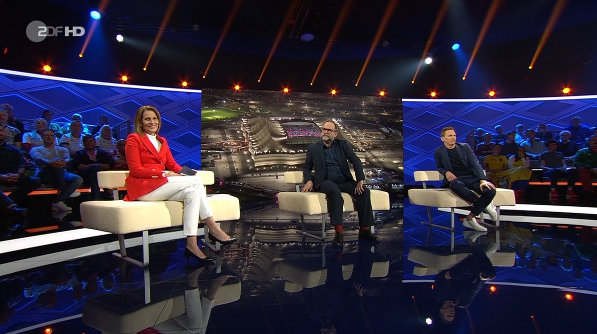 Heuchelei im Superlativ. Stundenlange Kritik an der bösen Fifa. Finde ich gut! Aber warum zahlen @ARD und <a href="/ZDF/">ZDF</a>  dann 214 Millionen Euro Gebührengelder an eben diese böse FIfa, um die WM übertragen zu dürfen? 
#FIFAWorldCup2022 #WM2022