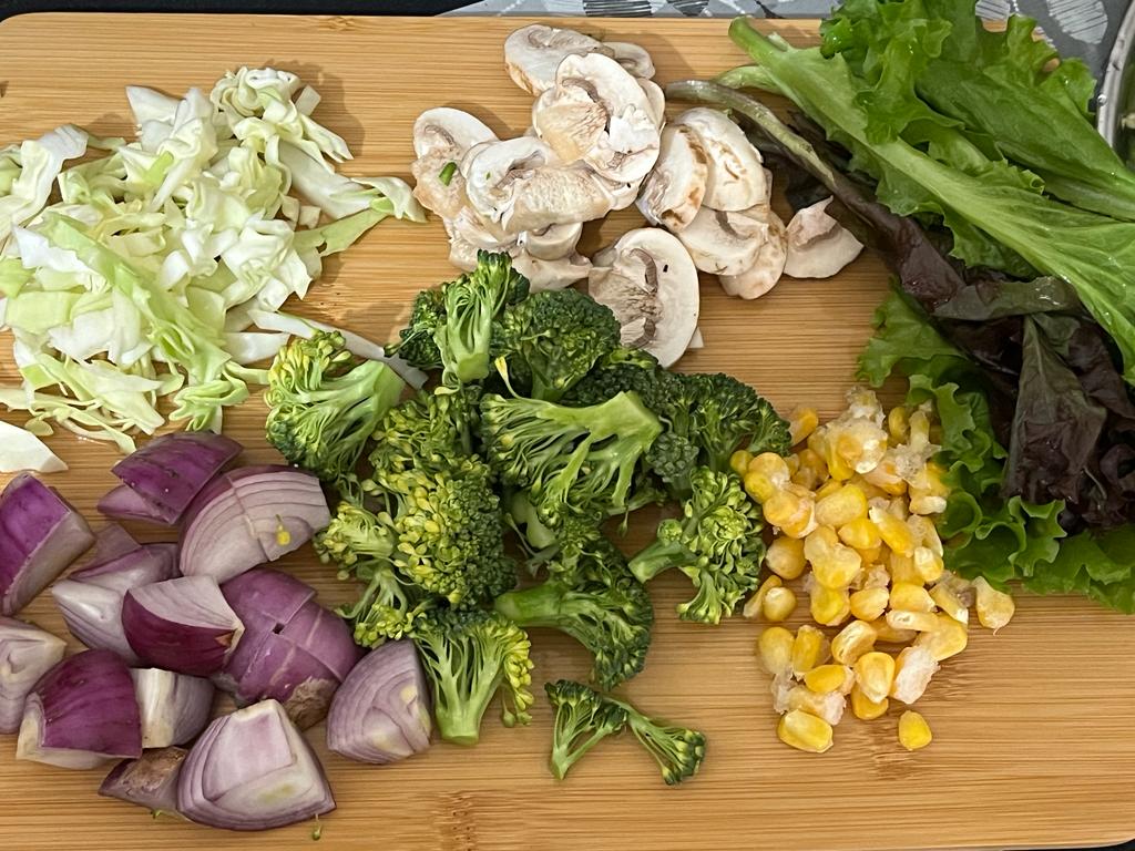 akashmohanty's tweet photo. The colours of winter on our plates.
#winterlunch #colourfullunch #eatinghealthy #wintergreens https://t.co/L2GWRpIsPP