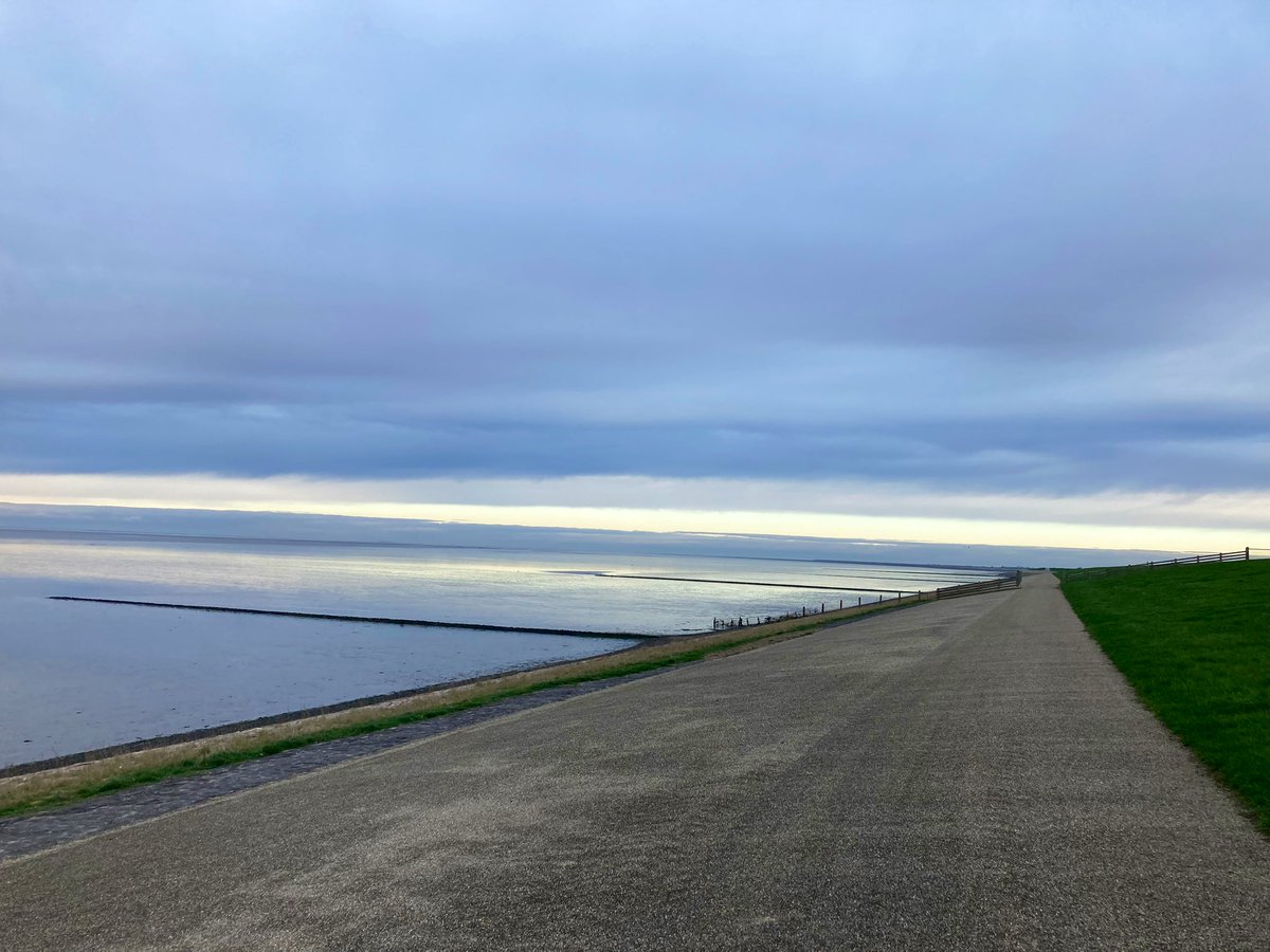 CarolinedePee's tweet photo. Ieder jaargetijde mooi hier! #fris #waddenzeedijk #oosterbierum https://t.co/dIw4dxNR8K
