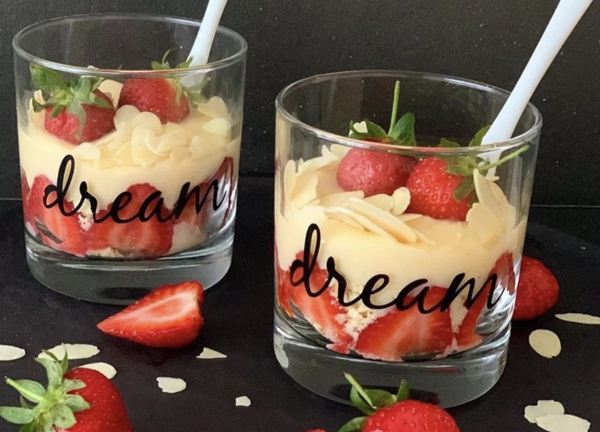 Çilekli Magnolia sevenler aramızda mı? Sevgili Nur Anaç'ın özel tarifi ile bu lezzet seni de baştan çıkaracak! Popüler tatlı listemizin başındadır kendisi! 
SEN EN ÇOK HANGİ TATLIYI SEVERSİN? Tarifini isteyen linke tık tık... kesiftutkunu.com.tr/post/çilekli-m…