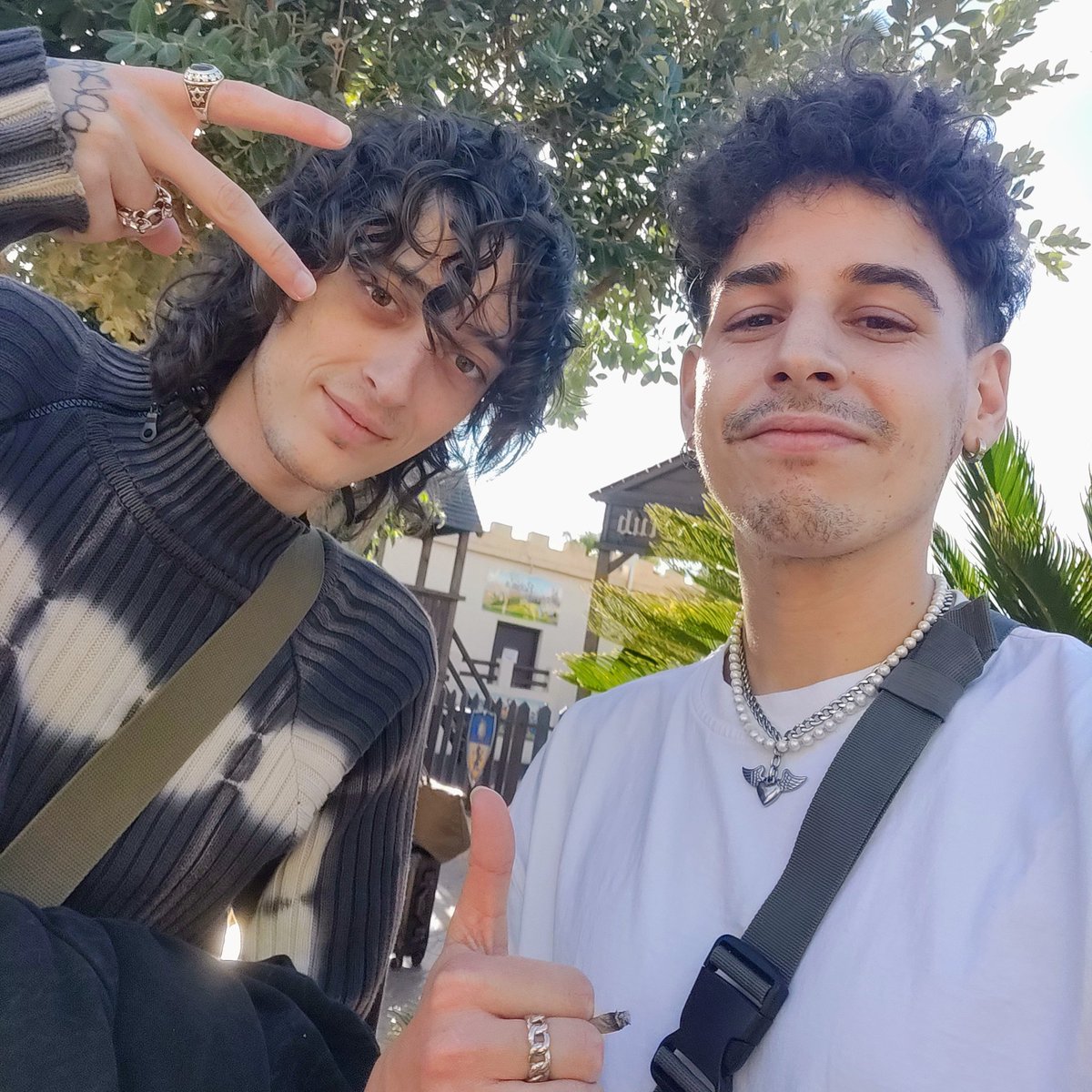 no se quien sera el otro pero yo tambien me saque foto con el alequi🐸🪄